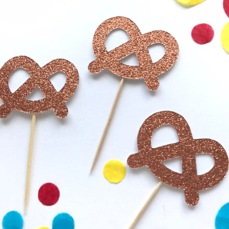 Pretzel Cupcake Toppers - glitterpaperscissors